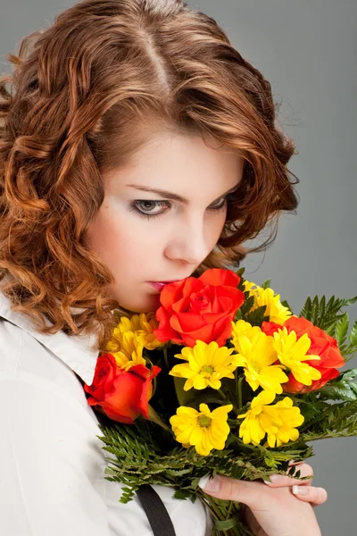 Mulher com um buquê de flores — Fotografia de Stock