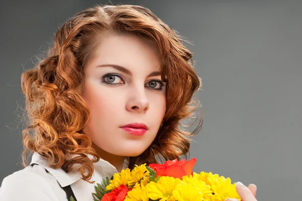 Vrouw met een boeket bloemen — Stockfoto