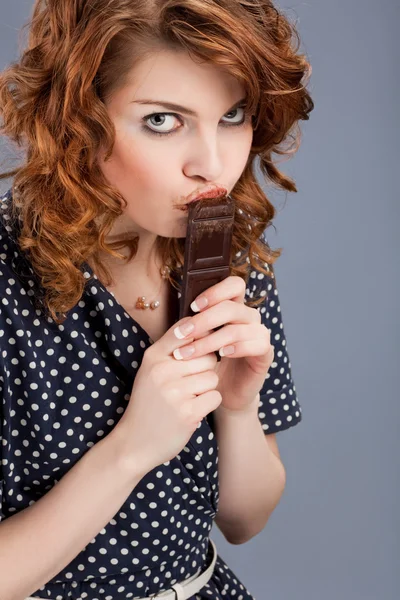 Bonne femme souriante mangeant du chocolat — Photo