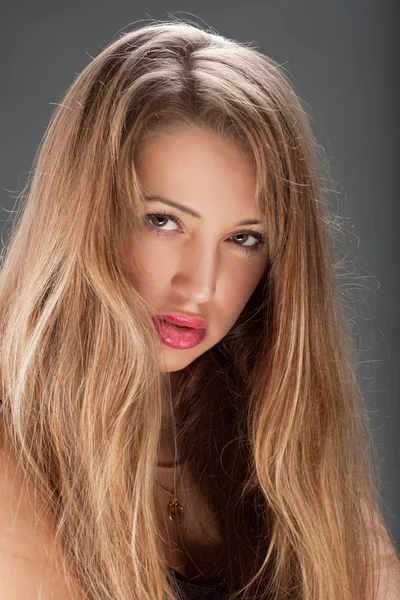 Vrij blond jonge vrouw — Stockfoto