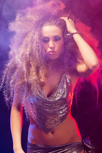 Schöne Frau mit riesigen Afro-Haarschnitt — Stockfoto
