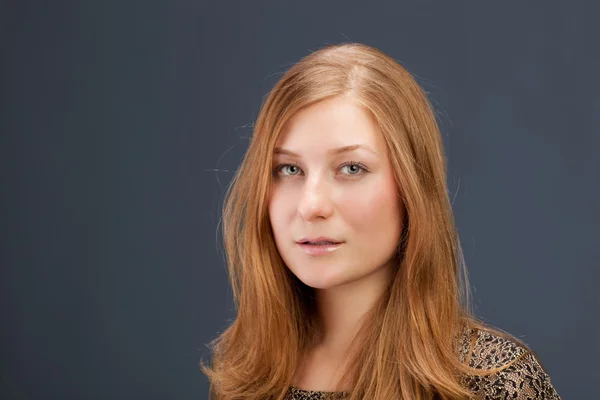 Vörös hajú fiatal nő portréja — Stock Fotó