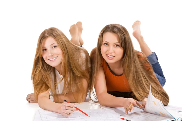 两个年轻的快乐学生女孩，孤立在白色 — 图库照片