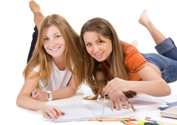 Zwei junge glückliche Studentinnen, isoliert auf weiß — Stockfoto