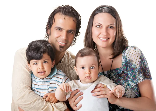 Retrato casual de una atractiva familia joven —  Fotos de Stock