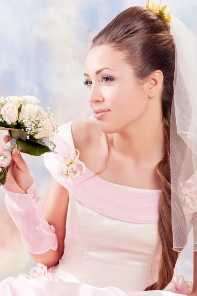 Schöne Frau als Braut gekleidet — Stockfoto