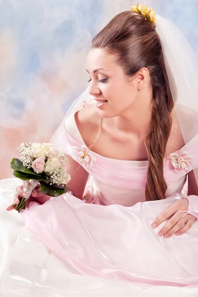 Mooie vrouw gekleed als een bruid — Stockfoto
