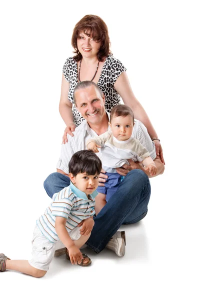 Glad morföräldrar med två stilig barnbarn — Stockfoto