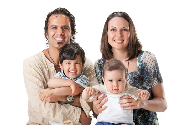 Retrato casual de una atractiva familia joven — Foto de Stock