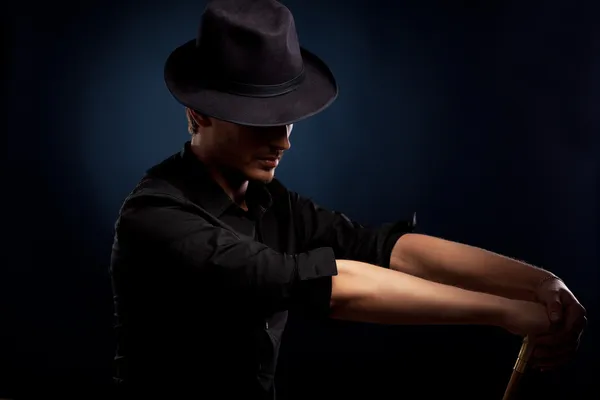 Mężczyzna w czarnym kapeluszu — Zdjęcie stockowe