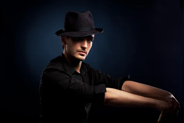 Muž v černém klobouku — Stock fotografie