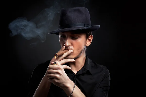 Gangster utseende. man med hatt och cigarr. — Stockfoto