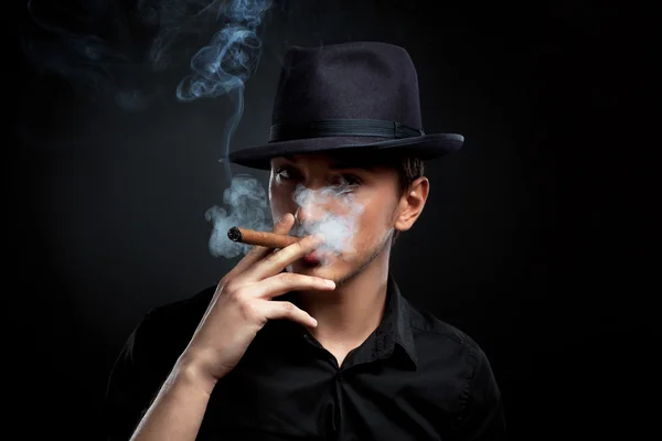 Gangsterski wygląd. człowiek z kapelusz i cygara. — Zdjęcie stockowe