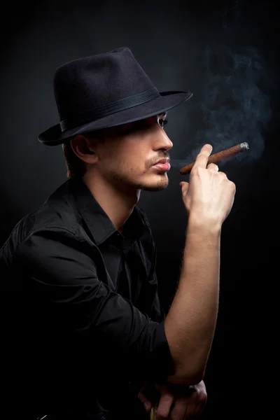 Gangster blik. man met hoed en sigaar. — Stockfoto