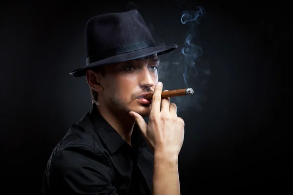 Gangster vzhled. muž s kloboukem a doutník. — Stock fotografie