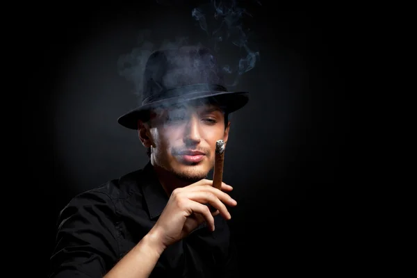 Gangster utseende. man med hatt och cigarr. — Stockfoto