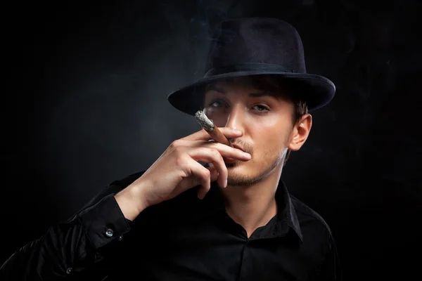 Mirada de gánster. Hombre con sombrero y cigarro . — Foto de Stock