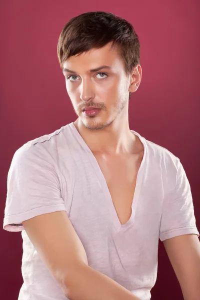 Junger schöner Mann in weißem Hemd über rotem Hemd — Stockfoto