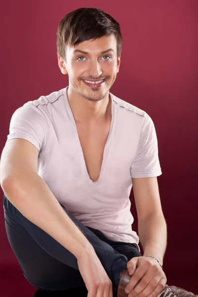 Junger schöner Mann in weißem Hemd über rotem Hemd — Stockfoto