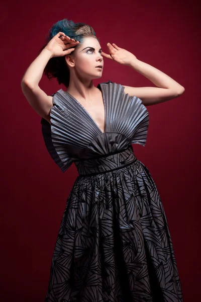 Schoonheid alien vrouw in futuristische jurk — Stockfoto