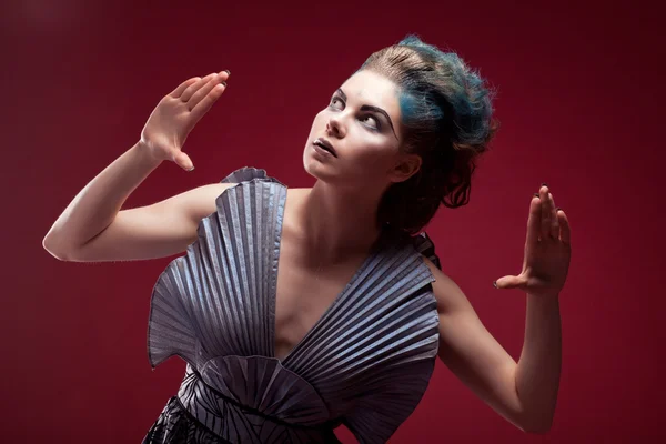 Skönhet främmande kvinna i futuristisk klänning — Stockfoto