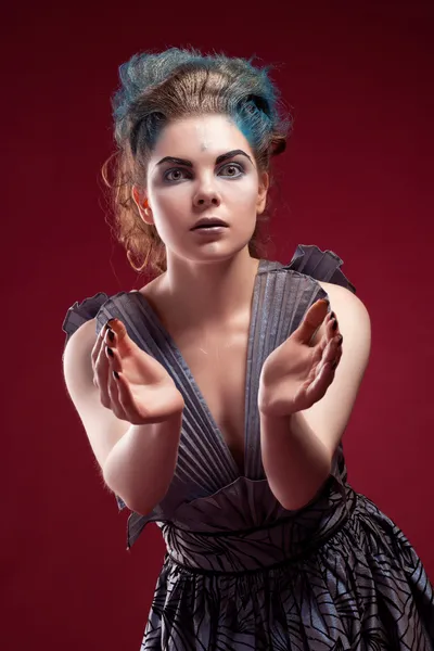 Beleza mulher alienígena em vestido futurista — Fotografia de Stock
