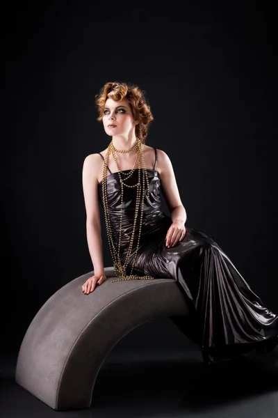 Mulher de beleza em vestido antiquado — Fotografia de Stock