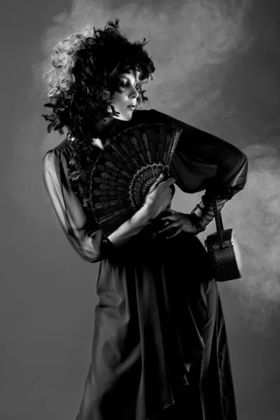 Mulher em vestido à moda antiga, em Preto — Fotografia de Stock