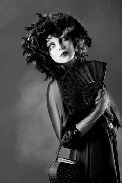 Vrouw in oude ouderwetse jurk, in zwart-wit — Stockfoto