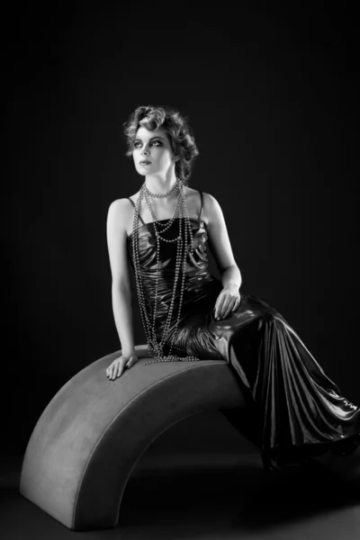 Eski moda elbise, siyah kadın — Stok fotoğraf