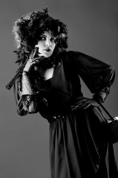Γυναίκα στην παλιά ντεμοντέ φόρεμα, με μαύρο χρώμα — Φωτογραφία Αρχείου