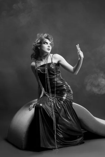 黒で、古い旧式のドレスを着た女性 — ストック写真