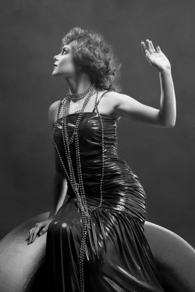 Γυναίκα στην παλιά ντεμοντέ φόρεμα, με μαύρο χρώμα — Φωτογραφία Αρχείου
