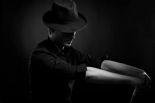 Hombre con sombrero y cigarro en Negro — Foto de Stock