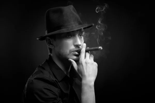 Człowiek z kapelusz i cygaro czarny — Zdjęcie stockowe