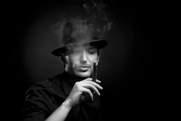 Mann mit Hut und Zigarre in schwarz — Stockfoto