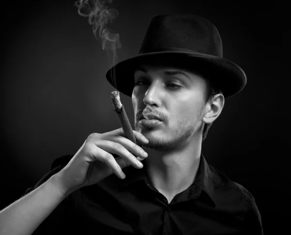 Человек в шляпе и сигаре в чёрном — стоковое фото