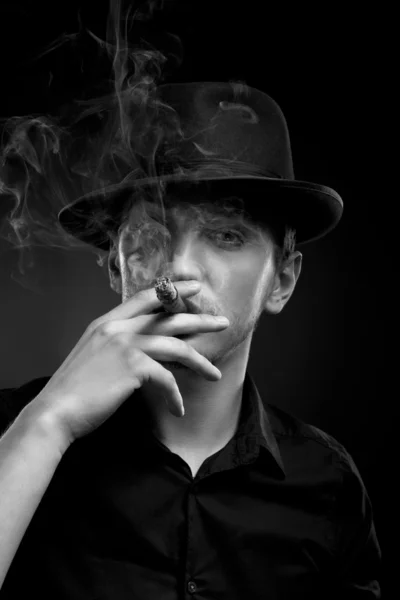Hombre con sombrero y cigarro en Negro — Foto de Stock