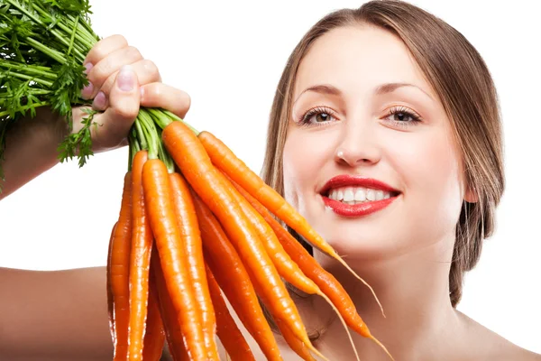 Atractiva mujer sostiene racimo de zanahorias —  Fotos de Stock