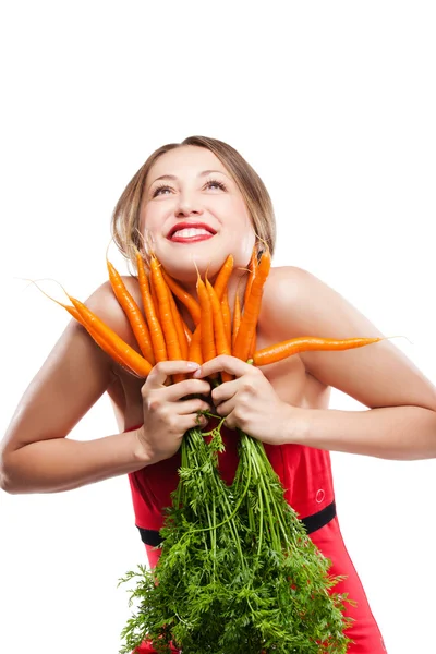 Mulher atraente mantém um monte de cenouras — Fotografia de Stock
