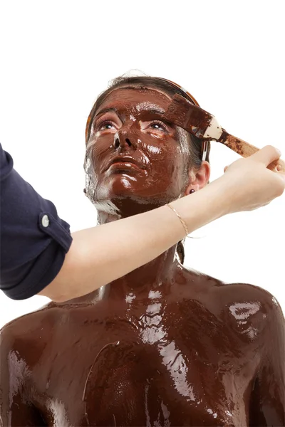 Giovane donna con una maschera di cioccolato — Foto Stock