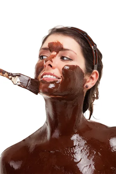 Junge Frau mit einer Gesichtsmaske aus Schokolade — Stockfoto