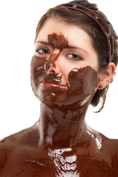 Молодая женщина в шоколадной маске — стоковое фото