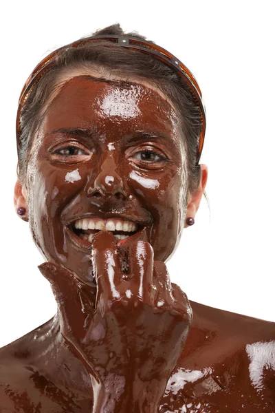 Fiatal nő birtoklás egy csokoládé Arc-maszk — Stock Fotó