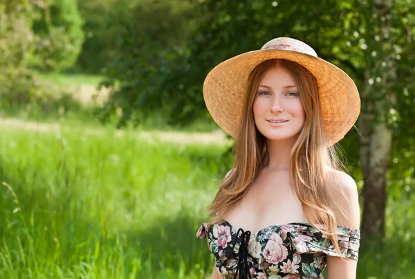 Krásná mladá dívka s kloboukem pózuje venkovní — Stock fotografie