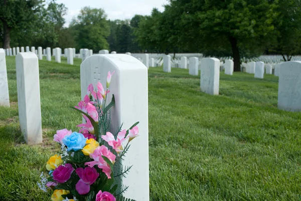 Цветы на могиле Стоковое Фото