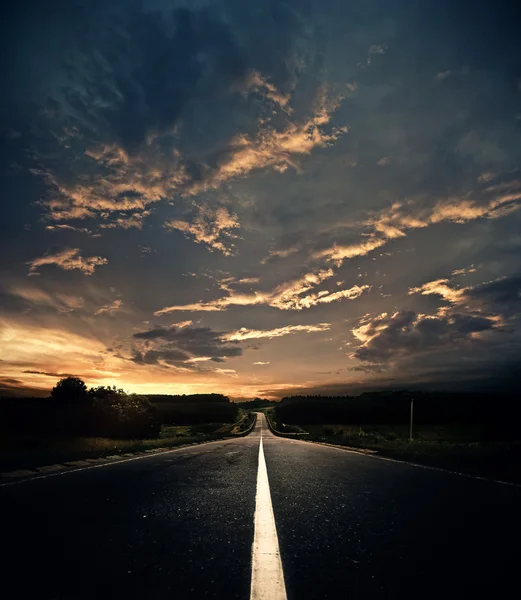Дорога к закату — стоковое фото