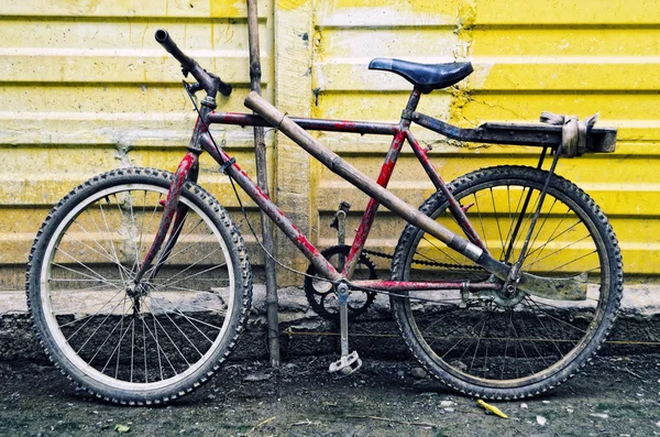 Bicicleta de montanha enferrujado — Fotografia de Stock