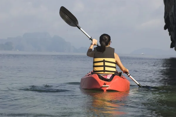 Femme en kayak — Photo