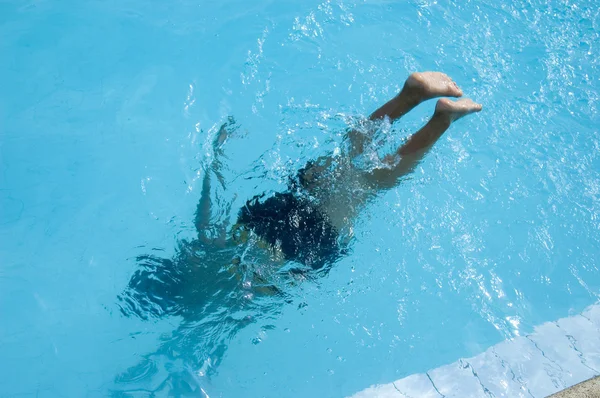 泳いでいる少年 — ストック写真